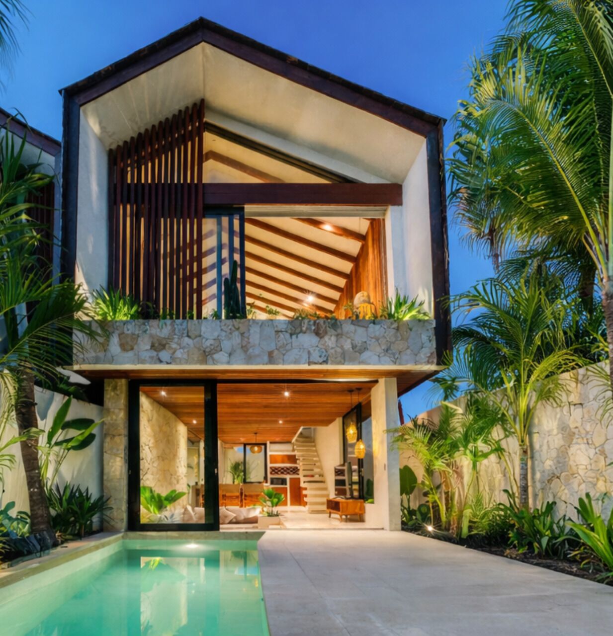 Biệt thự có thiết kế đặc sắc, quang cảnh hồ bơi | Két bảo mật tại phòng, bàn, khu vực làm việc phù hợp cho laptop 