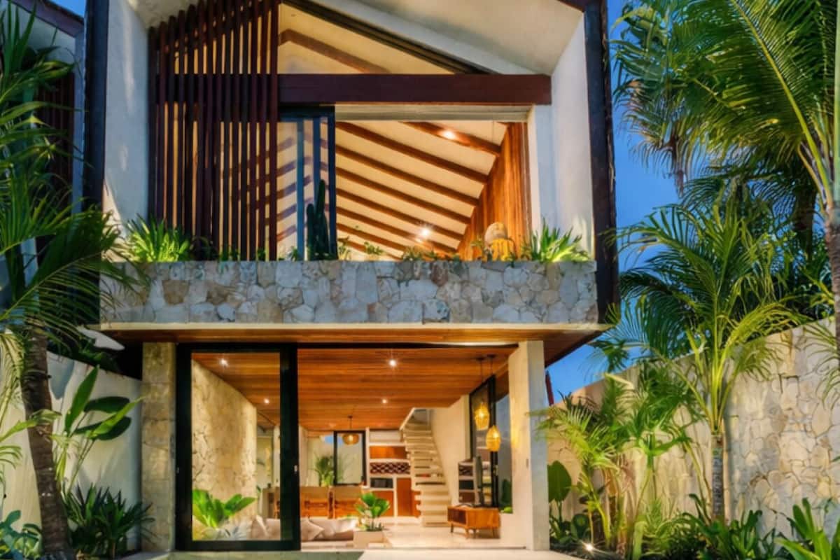 Biệt thự có thiết kế đặc sắc, quang cảnh hồ bơi | Két bảo mật tại phòng, bàn, khu vực làm việc phù hợp cho laptop