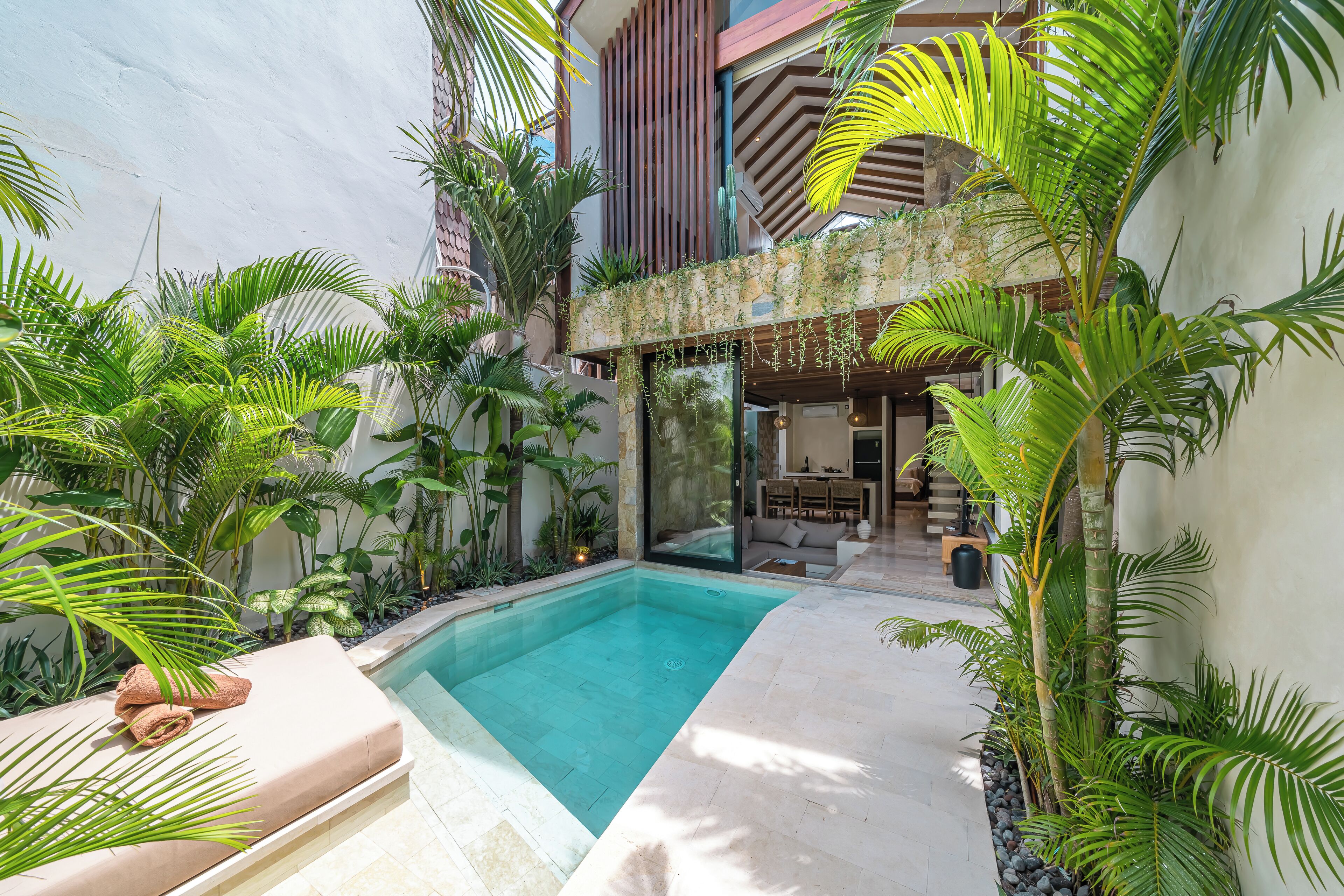 Biệt thự dành cho gia đình, sân hiên, quang cảnh hồ bơi | Két bảo mật tại phòng, bàn, khu vực làm việc phù hợp cho laptop 