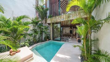 Familjevilla - uteplats - utsikt mot poolen | Värdeförvaringsskåp på rummet, skrivbord och arbetsyta för laptop