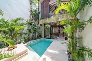 Biệt thự dành cho gia đình, sân hiên, quang cảnh hồ bơi | Két bảo mật tại phòng, bàn, khu vực làm việc phù hợp cho laptop