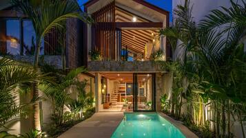 Exklusiv villa - utsikt mot poolen | Värdeförvaringsskåp på rummet, skrivbord och arbetsyta för laptop