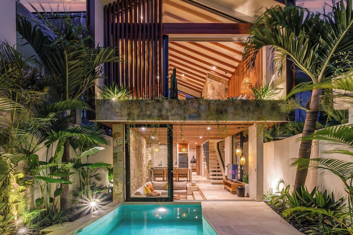 Biệt thự dành cho gia đình, sân hiên, quang cảnh hồ bơi | Két bảo mật tại phòng, bàn, khu vực làm việc phù hợp cho laptop