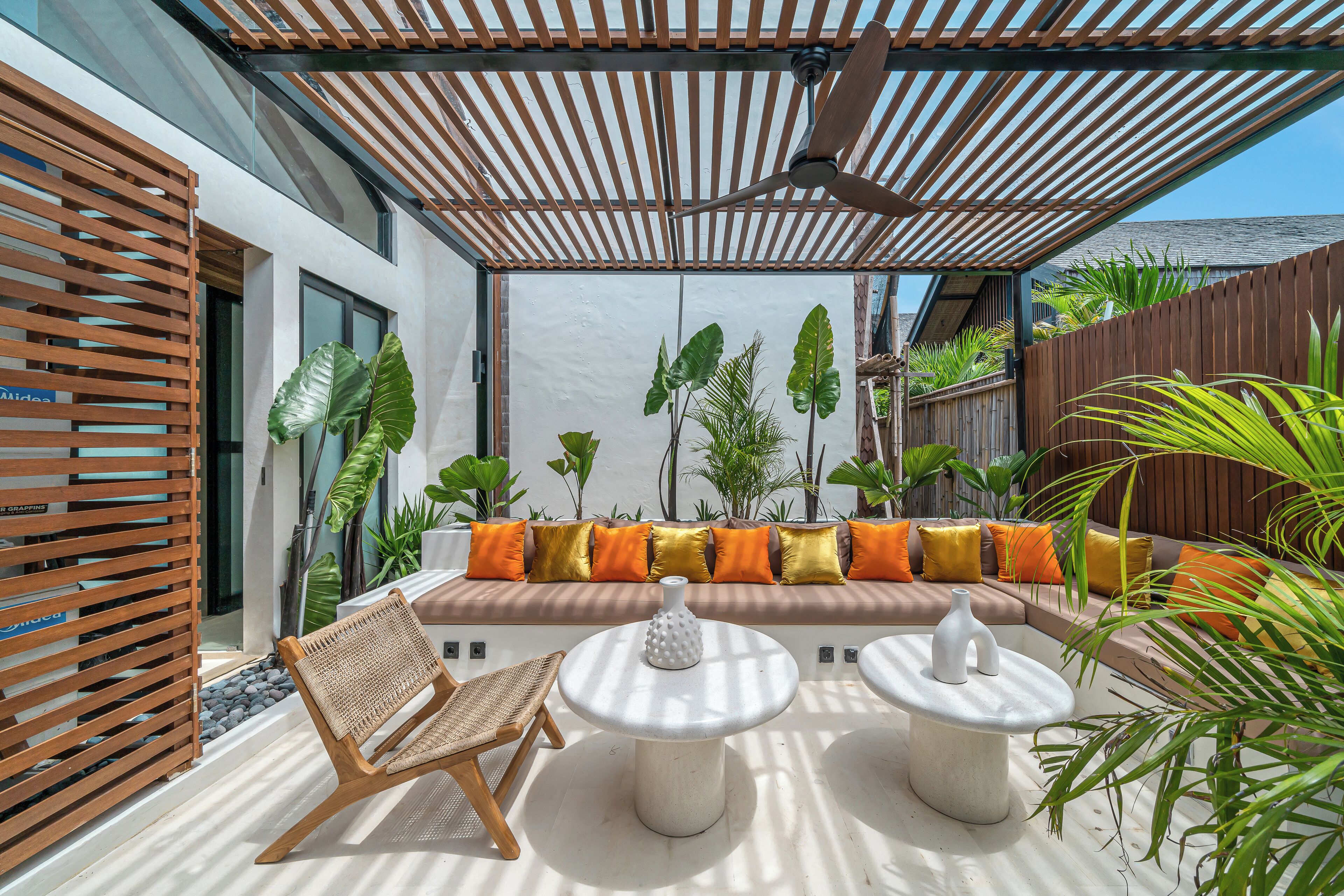 Biệt thự dành cho gia đình, sân hiên, quang cảnh hồ bơi | Hiên