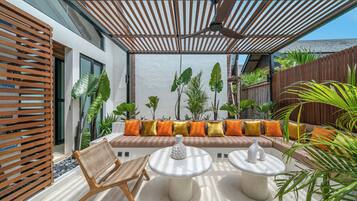 Familjevilla - uteplats - utsikt mot poolen | Terrass/Patio