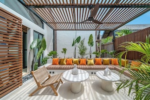 Biệt thự dành cho gia đình, sân hiên, quang cảnh hồ bơi | Hiên