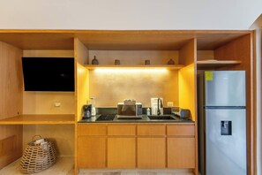 Fridge, microwave, coffee/tea maker, cookware/dishes/utensils - Nalú: Loft with private patio near the beach (Playa del Carmen)