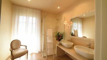 Doccia, asciugacapelli, bidet, asciugamani