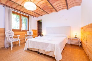 5 dormitoris, planxa i posts de planxar, wifi gratuïta i roba de llit 