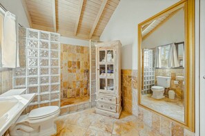 Hair dryer, towels - Bella View 3BR LUX Villa w/Private Pool by Bocobay (Noord)