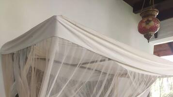Quarto solteiro luxo | Wi-Fi de cortesia, roupa de cama