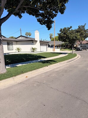 Property grounds - Luxury remodeled home-Private pool, just 5 minutes from Disneyland! (Anaheim)