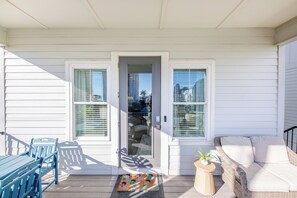 Terrace/patio - LOST DUNES-4/4 NEW LISTING -GULF VIEWS + ROOM FOR 12- STEPS FROM THE BEACH/POOL (Gulf Shores)