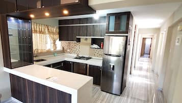 Réfrigérateur, micro-ondes, bouilloire électrique