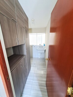 Toallas, jabón, papel de baño 