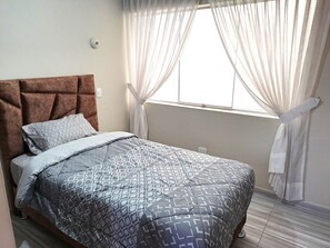 3 habitaciones, tabla de planchar con plancha, wifi y ropa de cama 