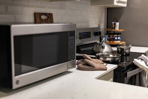 Fridge, microwave, oven, stovetop - Enjoy a stylish, comfort, space experience in this beautiful maintained home. (Baton Rouge)