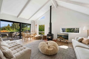 TV, fireplace - Lake & Mountain Views | 2 Living Areas | Sleeps 8 (Wānaka)