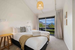 4 bedrooms, iron/ironing board, WiFi, bed sheets - Lake & Mountain Views | 2 Living Areas | Sleeps 8 (Wānaka)