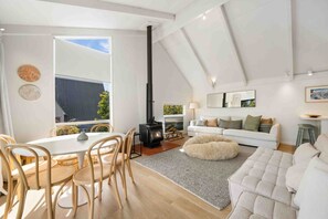 TV, fireplace - Lake & Mountain Views | 2 Living Areas | Sleeps 8 (Wānaka)