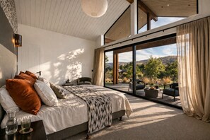 4 habitaciones, tabla de planchar con plancha, wifi y ropa de cama 