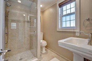 Towels, soap, toilet paper - Elegant Home in Prime Floral Park (Floral Park)