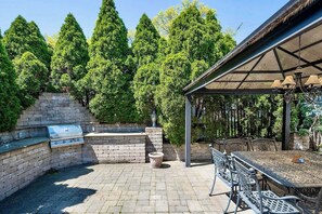 Outdoor dining - Elegant Home in Prime Floral Park (Floral Park)