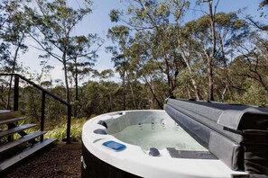 Outdoor spa tub - Sunrise Lodge – Relax in Hot Tub & Spot Kangaroos (Blue Mountains)