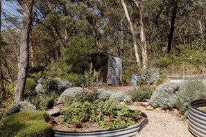 Property grounds - Sunrise Lodge – Relax in Hot Tub & Spot Kangaroos (Blue Mountains)