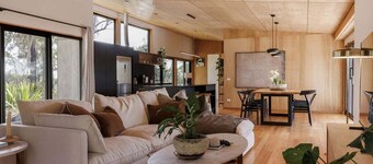 Sunrise Lodge – Relax in Hot Tub & Spot Kangaroos