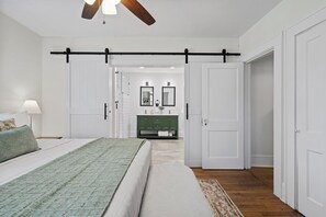 2 chambres, fer et planche à repasser, Wi-Fi, draps fournis