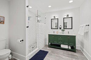 Asciugacapelli, asciugamani, sapone, carta igienica