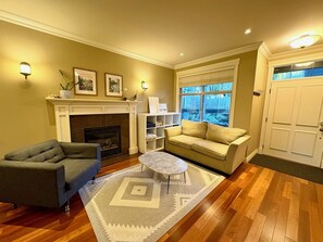 Living area - Bright Family Home in the Heart of Lynn Valley! (North Vancouver)