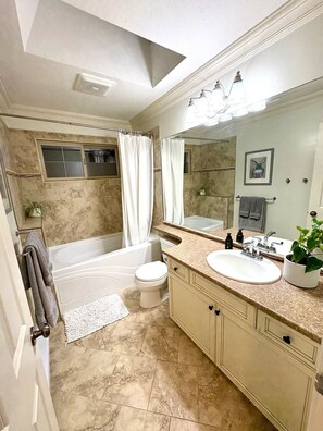 Towels, toilet paper - Bright Family Home in the Heart of Lynn Valley! (North Vancouver)