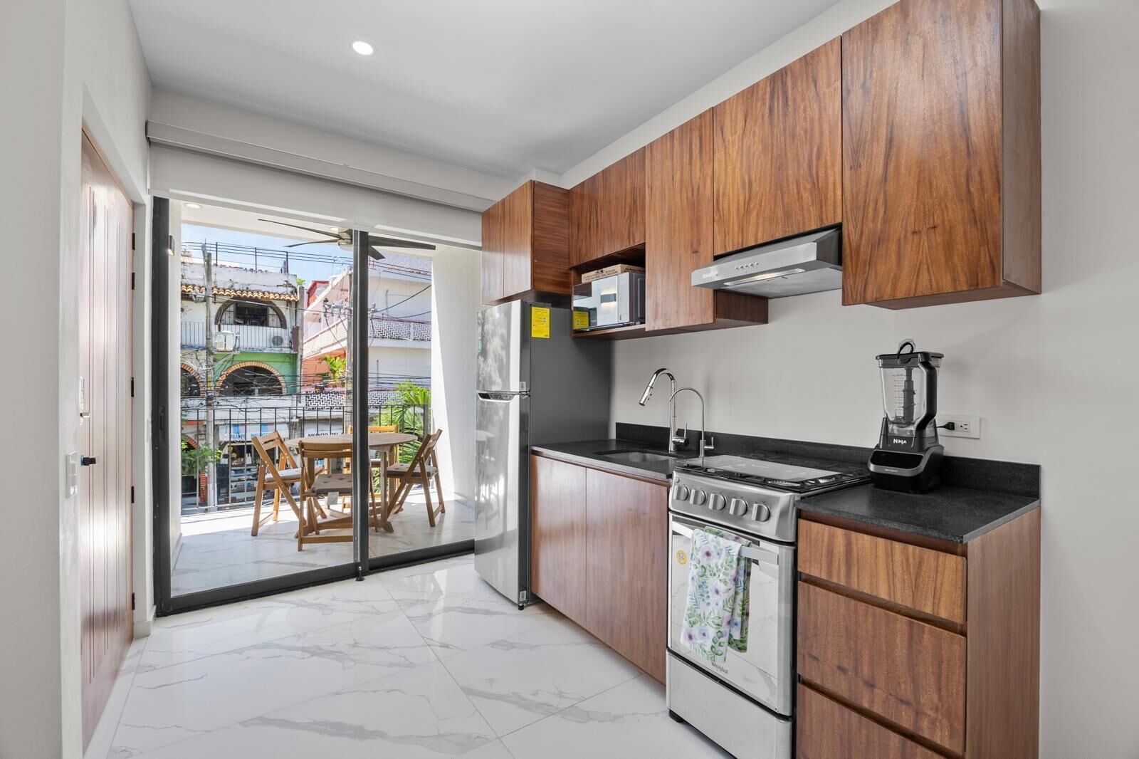 Geladeira, micro-ondas, fogão, cooktop