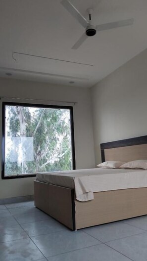 Desk, laptop workspace, free WiFi - Aanandam Hotel (Panipat)