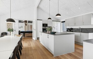 Refrigerador, horno, placa de cocina, lavavajillas