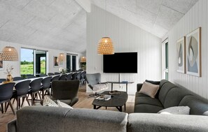 Smart TV, table football, ping pong - Amazing home in Idestrup with sauna (Idestrup)