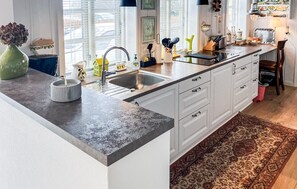 Fridge, microwave, stovetop, dishwasher - Nice home in Løgstrup with WiFi (Løgstrup)