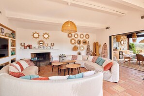 TV - RAMATUELLE - IN THE HEART OF THE VINEYARDS - 6 BEDROOMS - SWIMMING POOL - PLAY AREA (RAMATUELLE)