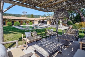 Terrace/patio - RAMATUELLE - IN THE HEART OF THE VINEYARDS - 6 BEDROOMS - SWIMMING POOL - PLAY AREA (RAMATUELLE)