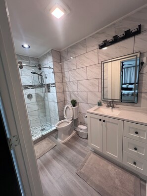 Suihku, hiustenkuivaaja, pyyhkeet, saippua