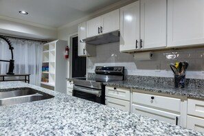 Private kitchen - 3-bedroom house in peaceful San Antonio with cool AC (San Antonio)
