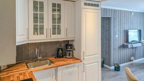A compact kitchen with white cabinets, a wooden countertop, and a built-in sink. - Herlig ferie nær Møsvatn (Rjukan)
