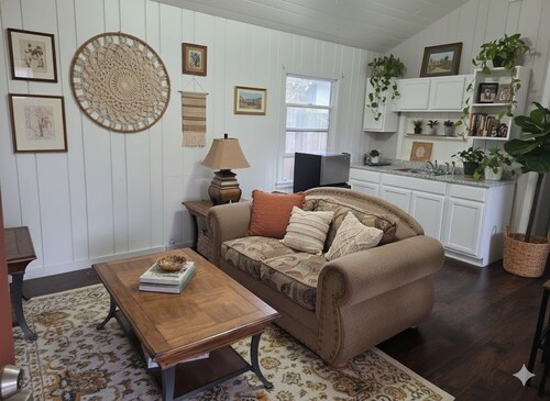 La Lomas Bohemian Cottage. Cozy 1-bedroom apartment in charming Modesto with AC