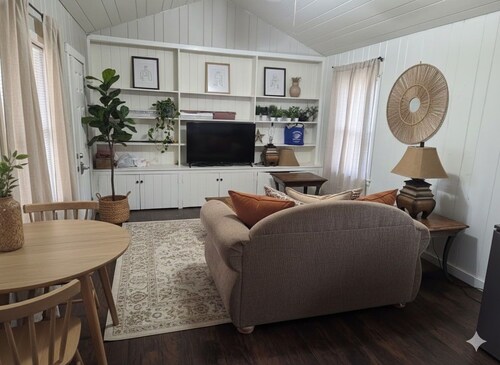 La Lomas Bohemian Cottage. Cozy 1-bedroom apartment in charming Modesto with AC