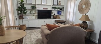 La Lomas Bohemian Cottage. Cozy 1-bedroom apartment in charming Modesto with AC