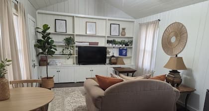 La Lomas Bohemian Cottage. Cozy 1-bedroom apartment in charming Modesto with AC