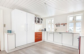 Fridge, stovetop, dishwasher, coffee/tea maker - 3 bedroom amazing home in Herning (Herning)