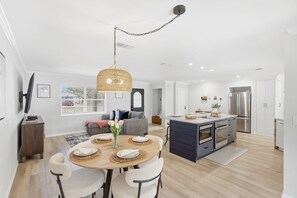 Interior - Cozy Lakeview Home Min to I-75 and near to Siesta key beach (Sarasota)